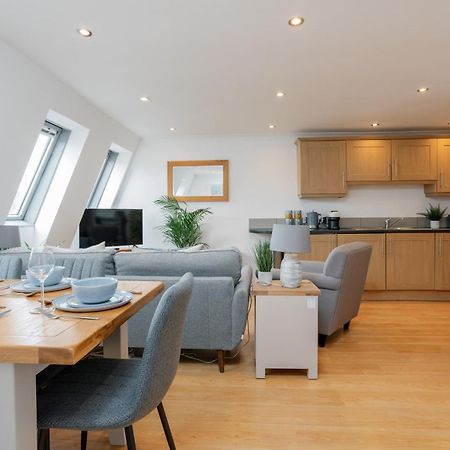 Starhost Residences - Central 3 Bed Apartment At Regents Court, Newbury Newbury  Buitenkant foto