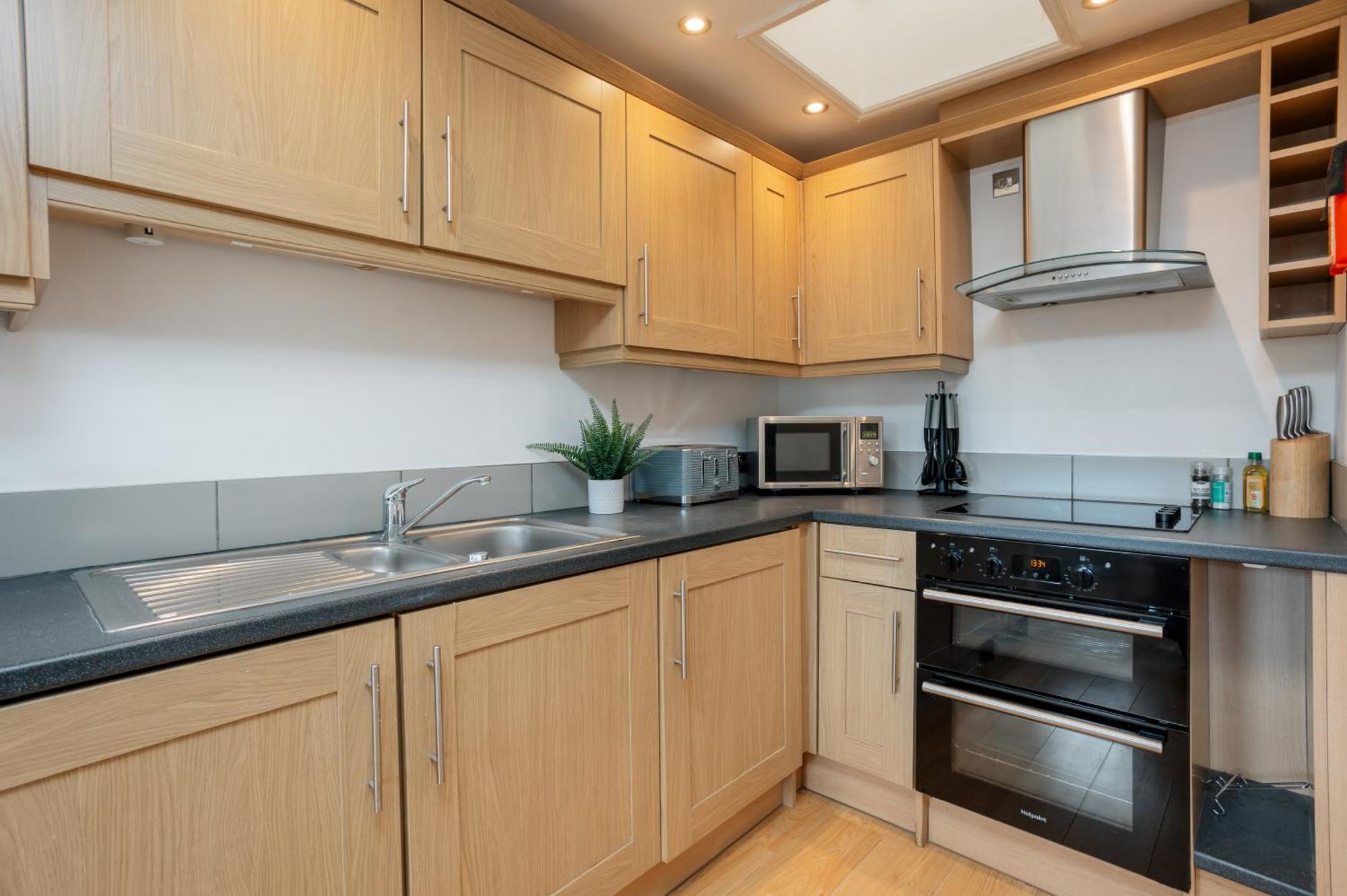 Starhost Residences - Central 3 Bed Apartment At Regents Court, Newbury Newbury  Buitenkant foto