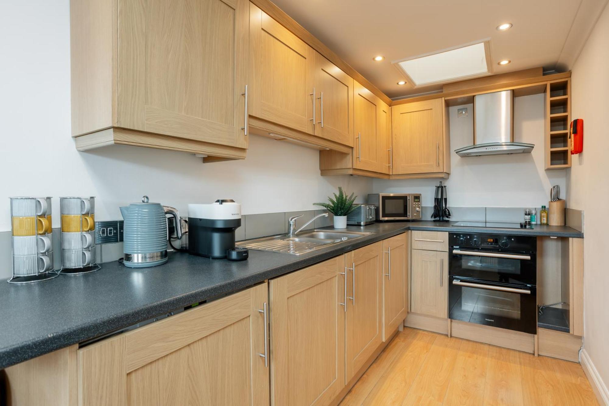 Starhost Residences - Central 3 Bed Apartment At Regents Court, Newbury Newbury  Buitenkant foto