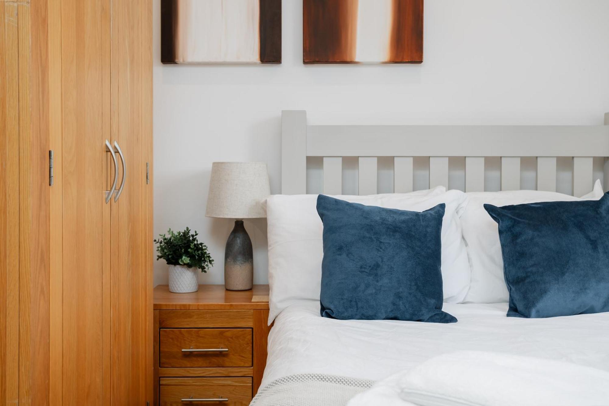 Starhost Residences - Central 3 Bed Apartment At Regents Court, Newbury Newbury  Buitenkant foto