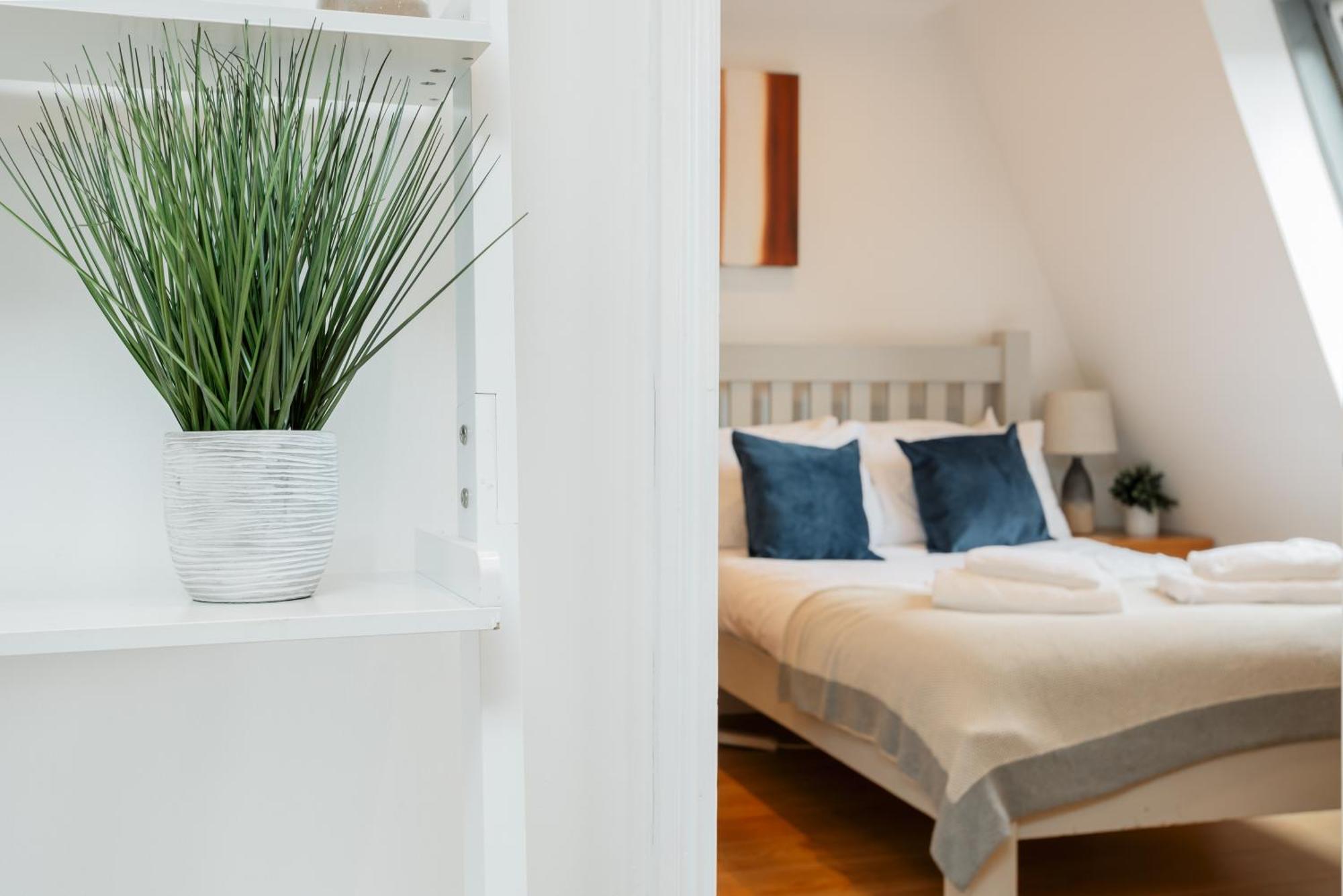 Starhost Residences - Central 3 Bed Apartment At Regents Court, Newbury Newbury  Buitenkant foto