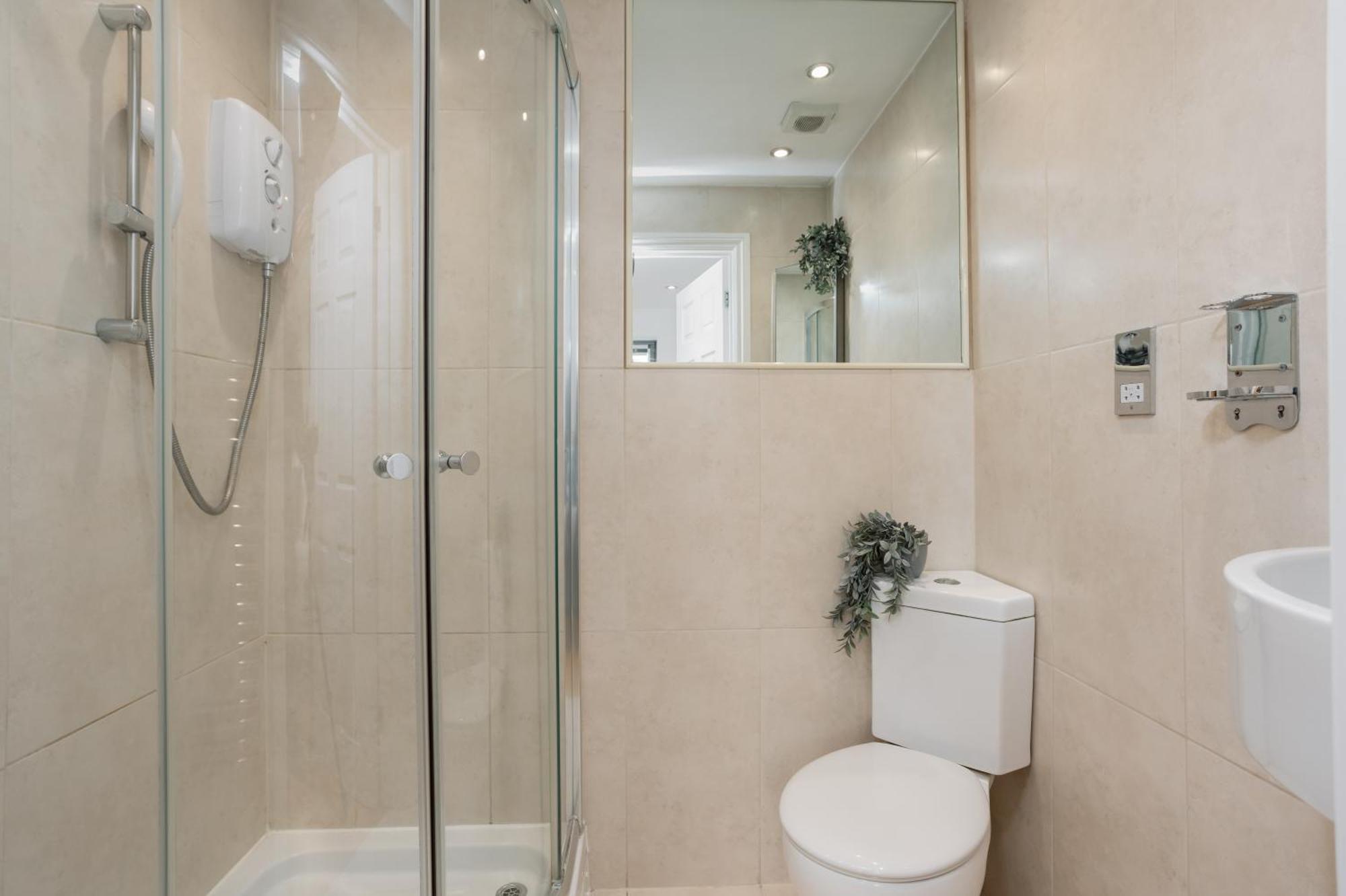 Starhost Residences - Central 3 Bed Apartment At Regents Court, Newbury Newbury  Buitenkant foto