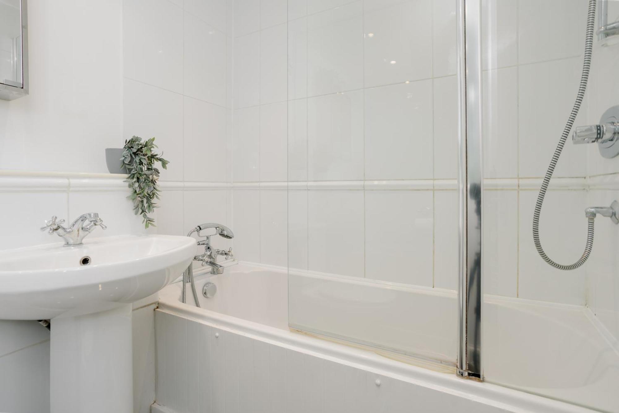 Starhost Residences - Central 3 Bed Apartment At Regents Court, Newbury Newbury  Buitenkant foto
