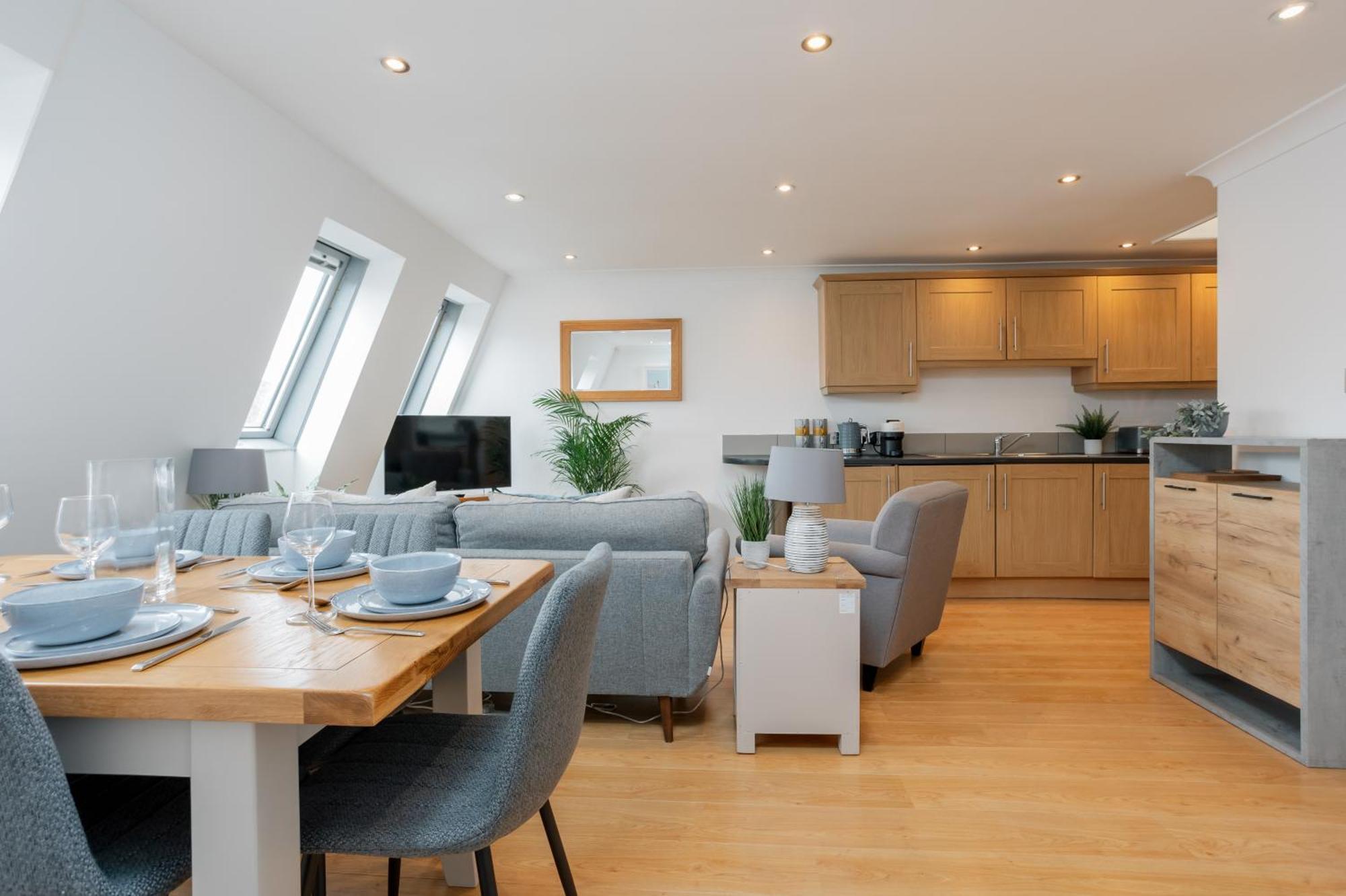 Starhost Residences - Central 3 Bed Apartment At Regents Court, Newbury Newbury  Buitenkant foto